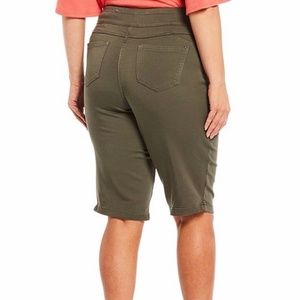 Westbound Olive Capri Skimmer Short 18W